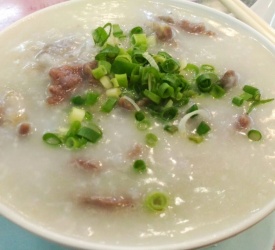 お粥の名店「羅富貴粥麺専家」にて香港式お粥の朝食